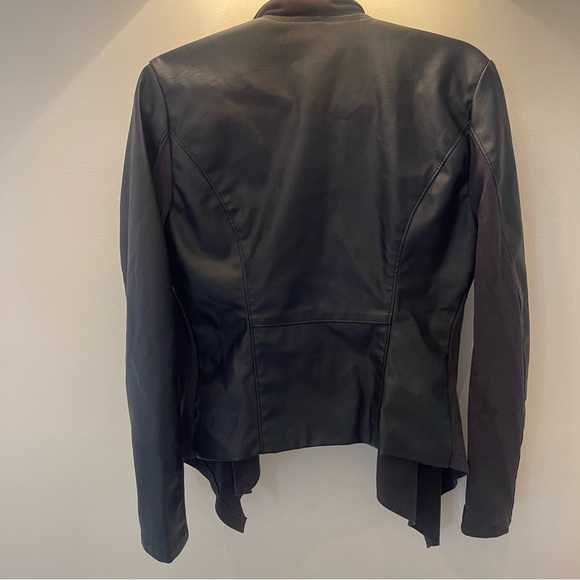 Open drape style blackish jacket. - Picture 3 of 7